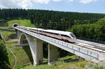 ICE T Baureihe 411 passiert die 203 Meter lange Rehtalbrücke (Testfahrt).