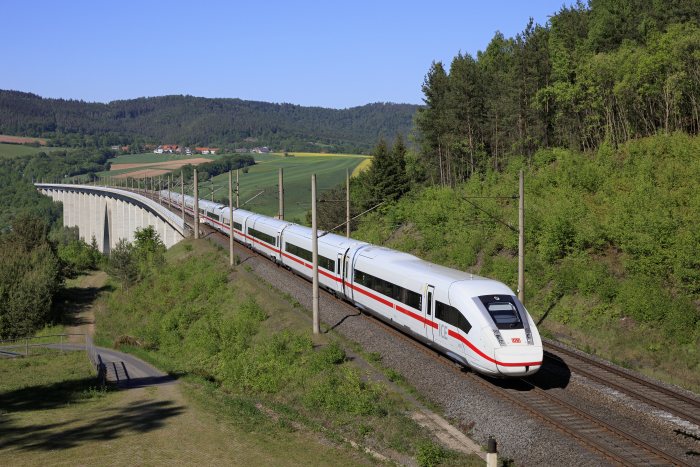 DB Fernverkehr mit ICE 4 - Baureihe 412 unterwegs auf der Schnellfahrstrecke bei Morschen