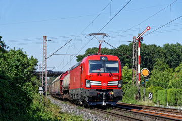 Bei Ratingen-West ist eine Ellok der Baureihe 193 Vectron von DB Cargo mit einem Güterzug unterwegs