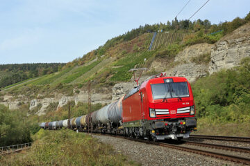 DB Cargo mit einer Vectron Baureihe 193 bei der Traktion eines Kesselwagenzuges im Maintal unterwegs