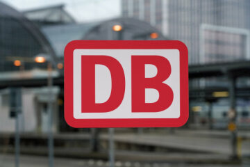Karlsruhe - Dekoration - DB-Logo in einem Wartebereich