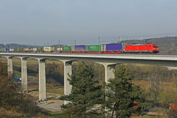 Aurachtalbrücke Emskirchen mit DB Cargo Güterzug des KLV mit Baureihe 185 TRAXX