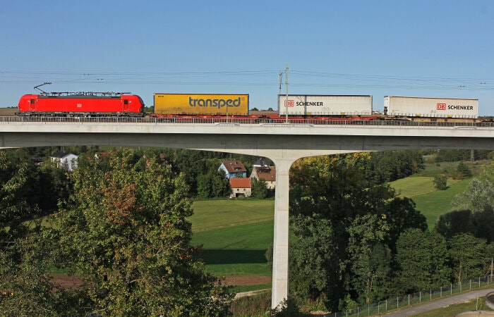 Aurachtalbrücke in Emskirchen mit DB Cargo - Güterzug des Kombinierten Vrekehrs (Baureihe 193 Vectron)
