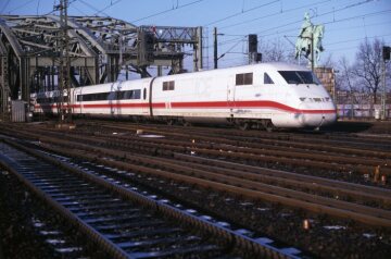 1998 - InterCityExpress 2 (ICE 2) verläßt Köln Hbf und passiert die Hohenzollernbrücke über den Rhein auf seiner Fahrt nach Berlin