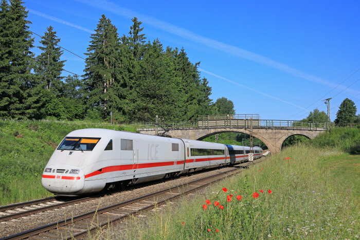 Ein ICE 1 Baureihe 401 "Bad Oldesloe" ist als ICE 993 bei Gabelbachergreut unterwegs.