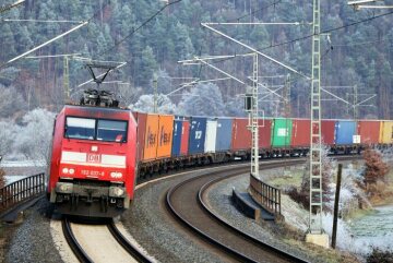 Winterfeeling im Haunetal - Baureihe 152 der DB Cargo unterwegs mit einem Containerzug