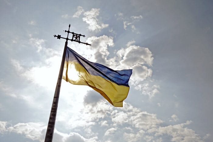 Die Flagge der Ukraine (ukrainisch Державний Прапор України/Derschawnyj Prapor Ukrajiny) ist die offizielle Nationalflagge der Ukraine . Ihre Farben Blau und Gelb entstammen dem Vorbild eines Wappens aus dem Mittelalter. Hier in Lwiw.