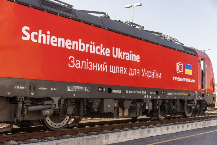 "Schienenbrücke Berlin": Startsignal für Güterzug mit Hilfsgütern für Kiew (im Westhafen / BEHALA) DB Cargo Baureihe 193 gebrandet