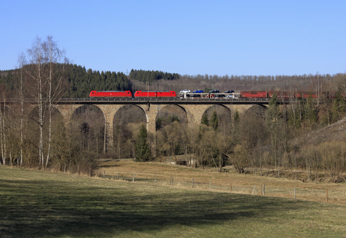 Zwischen Siegen und Haiger (Dillstrecke) - DB Cargo Einzelwagenverkehr mit Doppeltraktion Baureihe 187 passiert den 184 m langen Rudersdorfer Viadukt bei Rudersdorf