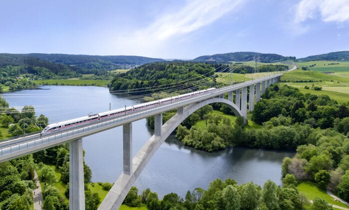 DB Fernverkehr mit ICE T Baureihe 411 passiert auf der Talbrücke den Froschgrundsee in Bayern im Zuge der NBS Ebensfeld-Erfurt (VDE 8)