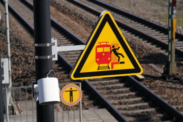 Warnhinweis: Vorsicht, wenn Züge schnell vorbeifahren, entsteht ein gefährlicher Sog! Halten Sie am Bahnsteig immer ausreichend Abstand zur Bahnsteigkante.