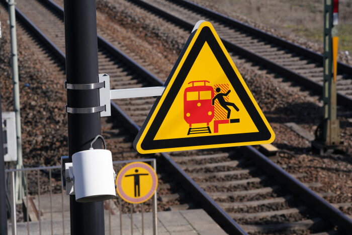 DB175829 Warnung vor ein- und durchfahrenden Zügen