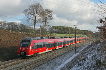 Zwei Triebwagen der Baureihe ET 442 der S-Bahn Nürnberg zwischen Sachsen und Ansbach unterwegs