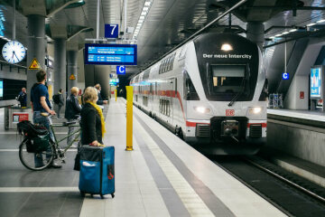 Einfahrt IC 94 (Der neue Intercity - KISS Stadler Baureihe 4110) im Hauptbahnhof Berlin auf dem Weg nach Warnemünde