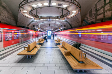 Die Deutsche Bahn hat an ihrem Zukunftsbahnhof Offenbach den Bahnsteig der S-Bahn-Station neu gestaltet und möbliert. Moderne Möbel zum Sitzen, Anlehnen und Stehen erhöhen den Komfort für die Fahrgäste deutlich.