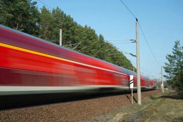 Doppelstockwgen von DB Regio in Bewegungsunschärfe