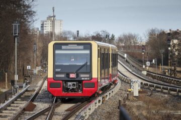 Bahn in Berlin / Berlin und die Bahn - Einfahrt im Bahnhof Neukölln