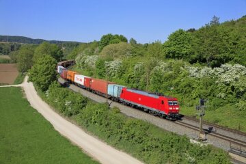 DB Cargo - Ellok Baureihe 185 mit Containerzug unterwegs zwischen Kreiensen und Salzderhelden