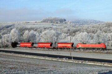 Winter- Baureihe 152 von DB Cargo mit Kalizug aus Neuhof in Richtung Seehafen bei Melsungen (Nord-Süd-Strecke)