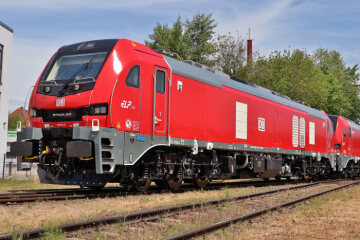Die Fahrzeuge der Baureihe 2159 vom Hersteller Stadler / vom Vermieter European Loc Pool ermöglichen der Güterbahn der DB den Betrieb auf elektrifizierten und nicht-elektrifizierten Strecken sowie Last-Mile- und Rangierbetrieb. Im Bild: im Last-Mile-Modus