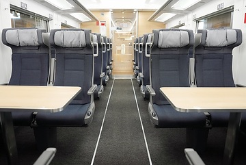 Die Deutsche Bahn präsentiert den ersten Wagen des neuen ICE L des spanischen Herstellers Talgo. Das L steht dabei für den englischen Begriff „low floor“, also „Niederflur". Sitzgruppe mit Tisch in der 2. Klasse