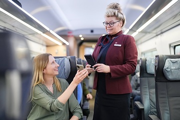 Zugbegleiterin prüft Fahrkarte mit der DAB App (digitaler Arbeitsplatz Bordservice)