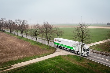 DB Schenker setzt die erste in Deutschland für den regulären Betrieb zugelassene Wasserstoff-Sattelzugmaschine ein. Hersteller des Brennstoffzellen-Lkw ist Hyzon