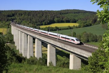DB Fernverkehr mit ICE 4 - Baureihe 412 unterwegs auf der Schnellfahrstrecke Kassel-Fulda, hier auf der Aula-Talbrücke