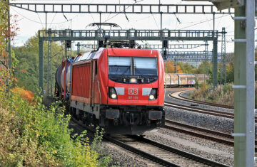 Ein Güterzug von DB Cargo mit Ellok Baureihe 187 durchfährt den Betriebsbahnhof Langeland
