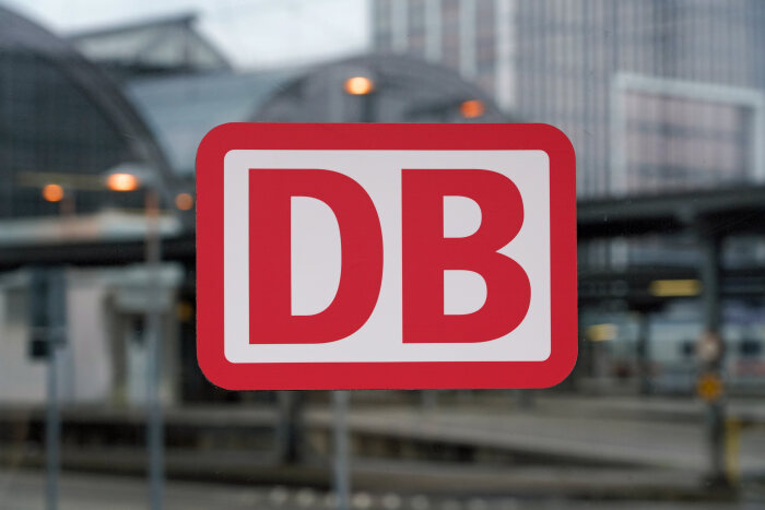 DB173781 DB-Logo am Hbf Karlsruhe