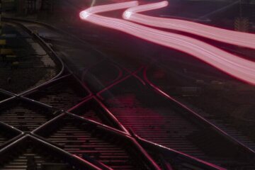 Symbolbild Digitale Schiene - roter Lichtstreifen über Gleisen
