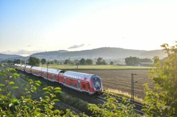 Doppelstockzug auf freier Strecke bei Bensheim - DB Regio mit Baureihe ET 445