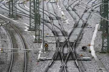 Die Bahn im Winter - Weichenheizung in der Zugbildungsanlage Halle (Saale) bei eisiger Kälte und Ostwind