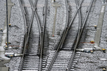Die Bahn im Winter - ZBA Halle (Saale) bei eisiger Kälte und Ostwind - Weichenheizung in Aktion