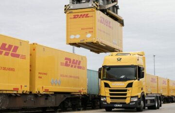 DHL Container wird im DUSS-Terminal Berlin / Großbeeren vom Zug auf einen LKW geladen