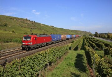 Zwischen Nackenheim und Nierstein rollt eine DB Cargo Ellok der Baureihe 193 Vectron mit einem Containerzug Richtung Schweiz