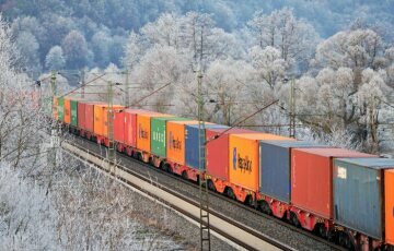 Winter im Haunetal - Containerzug im Seehafenhinderlandverkehr