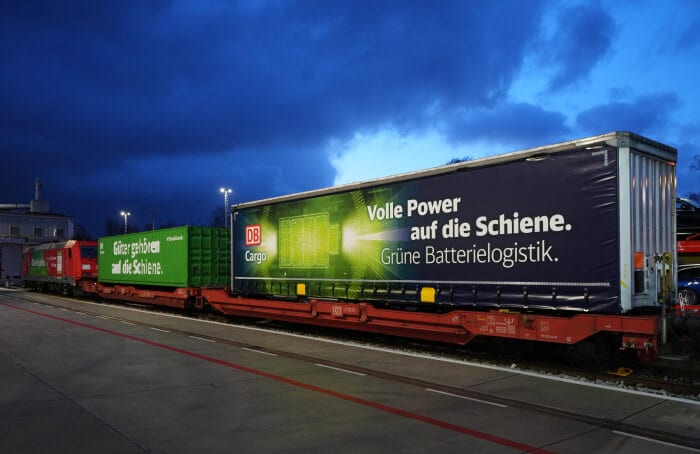DB213901 Mercedes-Benz setzt Batterien mit DB Cargo auf die grüne Schiene