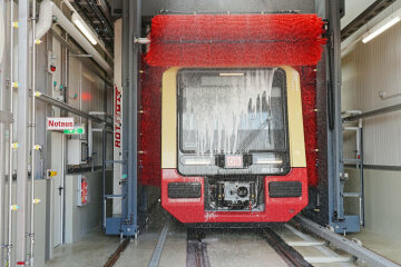XXL-Waschanlage bei der S-Bahn Berlin in Grünau - 160 Meter lang für einen Vollzug mit 8 Wagen - es besteht die Wahl zwischen Standwäsche (Normal- und Intensivwäsche) > im Bild < und Durchfahrwäsche sowie zusätzlich eine Unterflurreinigungsanlage / Hersteller ist das polnische Unternehmen Achat.