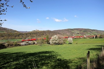 Nord-Süd-Strecke - DB Cargo mit Baureihe 152 unterwegs mit einem Kalizug im Werratal bei Werleshausen, im Hintergrund Burg Ludwigstein