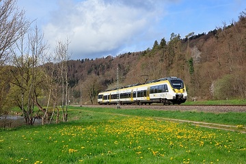 DB Regio mit einem Triebwagen der Baureihe ET 3442 als Regionalbahn auf der Strecke Singen - Stuttgart zwischen Aistaig und Sulz