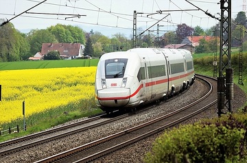 ICE 4 Baureihe 412 des DB Fernverkehr bei Ostercappeln an der Strecke Osnabrück - Bremen