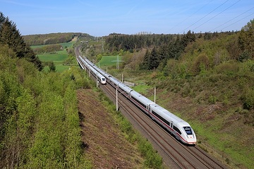 ICE des DB Fernverkehr unterwegs auf der Schnellfahrstrecke Köln - Rhein/Main. Bei Dasbach begegnen sich zwei ICE 4 Baureihe 412.
