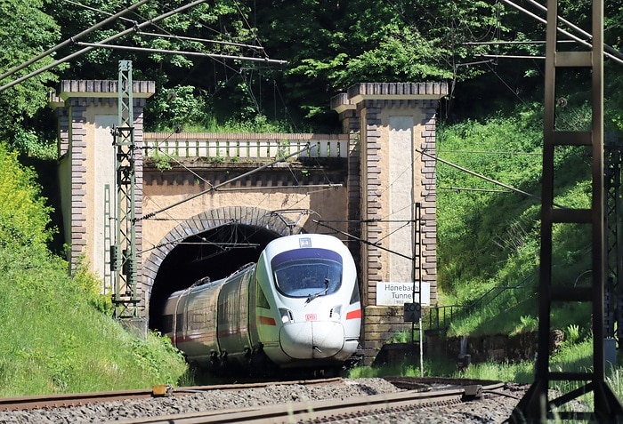 DB239919 ICE T verlässt den Hönebachtunnel