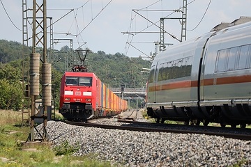 Begegnung eines Containerzuges von DB Cargo (Baureihe 152) nach Norden mit einem ICE 3 Baureihe 403 bei Oberdachstetten.