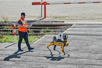 Der Laufroboter „Spot“ wird im Instandhaltungswerk in Mainz-Bischofsheim bei der DB Cargo getestet.