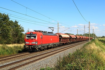 Ein Güterzug der DB Cargo mit Baureihe 193 Vecton und Tads Wagen auf der Thüringer Magistrale bei Seebergen.