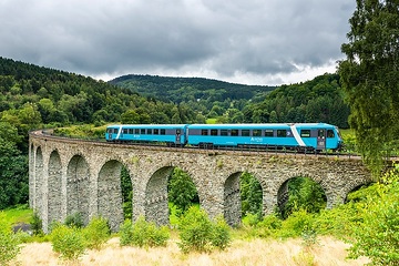Zug von DB Arriva in Tschechien - Dieseltriebwagen der Baureihe 845 (CZ-ARR) unterwegs auf dem Netz der Správa železnic.