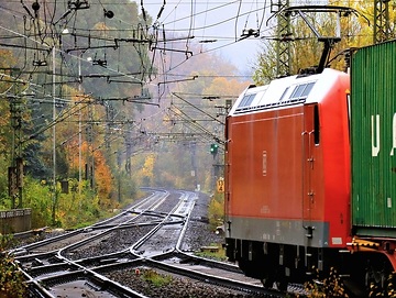 DB Cargo mit Baureihe 185 und einem Containerzug in Baunatal-Guntershausen im Herbst.