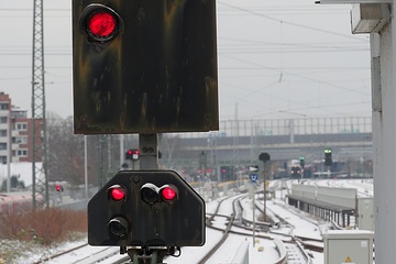 Winterliche Impressionen vom Betrieb der S-Bahn Hamburg - hier in Hamburg-Eidelstedt. Signale mit Begriff "Halt"